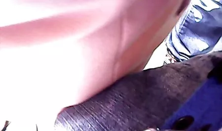 El chico con el tatuaje en el hombro de un tetas enormes amigo en el punto