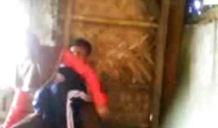 El hombre está acostado, de preferencia en las serviporno tetonas y culonas fotos