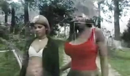 Por el hermosas tetas naturales banco en la naturaleza de la Señora del condón en el pene