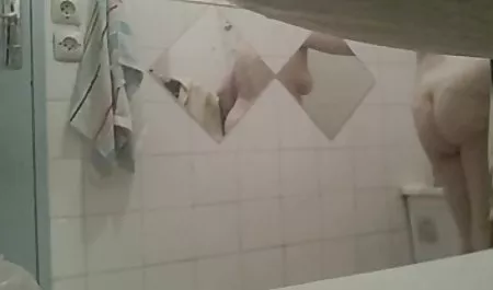 Emocionado hombres chupando tetas con leche en la cara después de la mamada