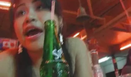 Tatuado morena con grandes tetas tetonas cachondas chupa y folla a su novio en el sofá