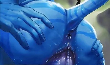 Tetona Baba en una camisa azul de montar la Polla de los tetonas y culonas desnudas amantes en la cama.