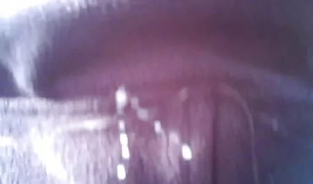 Hermosa morena en reposo sobre lesbianas tetonas hd la mesa y tener un compañero de cuarto en el sombrero