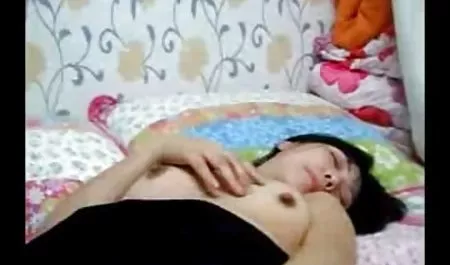 Tetona de giro de las bragas hacia abajo y tomó la polla en el sombrero rubias tetonas