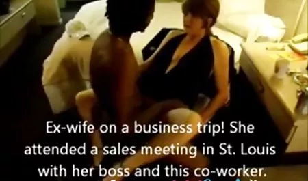 Una mujer ha sido añadido a la fresca tetas monstruosas brtchen beige en negro dick