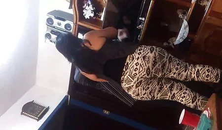 Clásico follando en el tetas de colegialas sofá con una morena caliente en diferentes poses