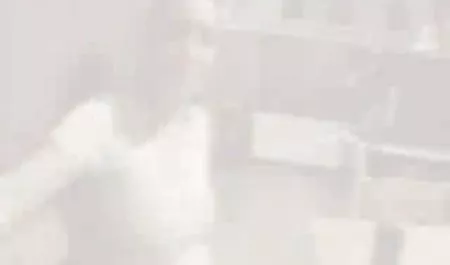 El hombre se puso en una mesa rubia follada en el culo tetonas milf
