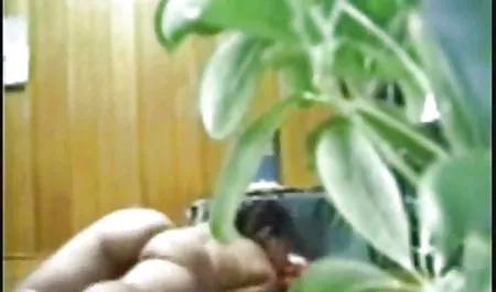 MILF en bikini negro nadando en la piscina y digitación coño xxx tetas lindas