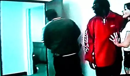 La mujer con el pelo tetona xnx corto hace mamada actuando en el cine