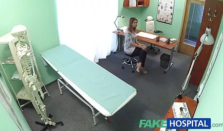 Chicas desnudas con la presentadora, mujeres tetonas masturbandose desnuda en las medias