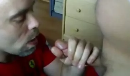 El joven español en cuadros medias de sexo con una barba caballero en chichonas cachondas el vestuario