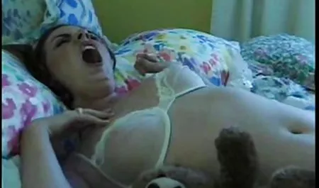 Con el tetas duras xxx tatuaje en la mano, delgada, femenina observada en el anal