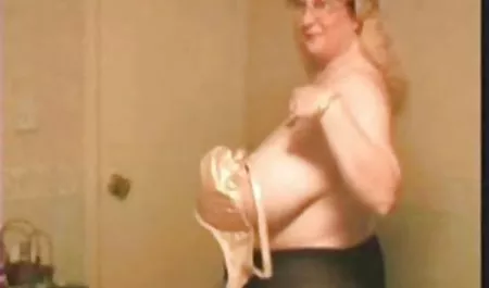 La mujer en tetonas haciendo rusas la trinchera mostró culo desnudo y la mano en el punto de