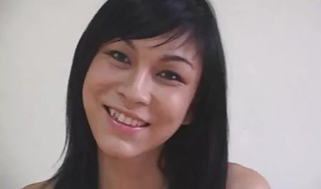 El vendedor de la empresa, tuvo relaciones sexuales con un mujeres chichonas joven cliente con gafas