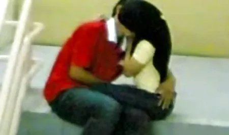 Africano-Americano amigo en el top blanco a la oficina, llegó el mujeres tetonas bailando amigo polla chupar la polla y follar sobre la mesa