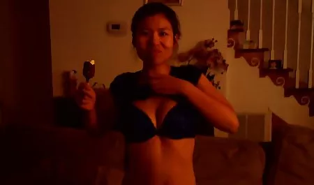 La niña pelirroja mostraba a un hombre en un coche pechos desnudos teniendo sexo con él. chicas nalgonas y tetonas