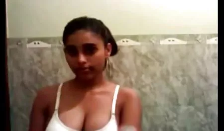 Joven morena con pechos mujeres chichonas y culonas desnudos examen con un amigo y toma de esperma en la boca