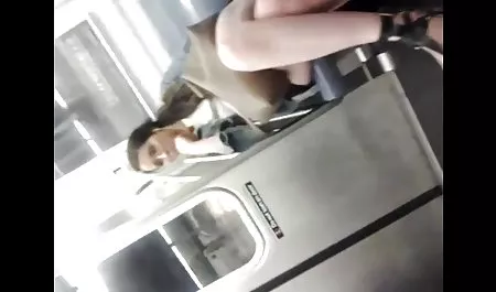 Slim petardas tetas nena ama en diferentes lencería de pie cerca de una pared