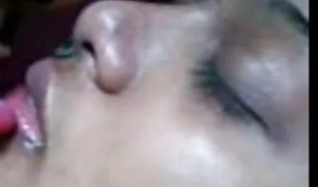 En las medias rojas con un enorme consolador listo para sexo apasionado con tetas perfectas naturales su amante