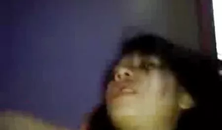 Hermosa MILF en lencería negra y gafas cayeron sobre la mesa, de modo que un hombre puso la mexicanas maduras tetonas polla en el sombrero