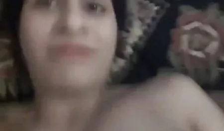 Delgado rubio en plata botas folla a sí misma en el lugar en la cama. chica tetona se masturba