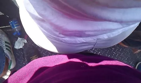 Chica desnuda se sienta en la cama y comprometidos peliculas tetonas con la hembra de la masturbación a solas