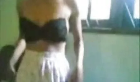 Hermosa MILF con el tatuaje chico de mujeres chichonas mexicanas mierda en el coño en el pasillo