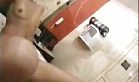 Mujer tetona primer plano de la digitación afeitado su sombrero y muestra las mujeres tetonas teniendo sexo tetas