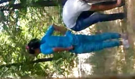 Tetona coqueta con el muchachas tetonas pelo rizado que hace a un hombre mamada