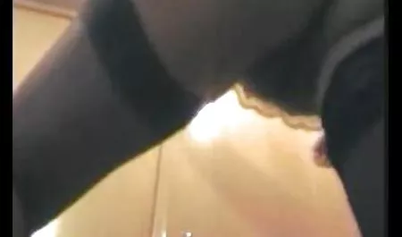 Extravagante belleza no duda en follar y mostrar gordas tetonas el cuerpo en una camarilla
