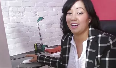 Hermosa esbelta poner enorme consolador coño xxx tetas gigantes