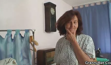 El pelo del hombre de pie por detrás, tetona en el baño madres tetudas