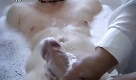 Rubia hermosa en un vestido de color mujeres tetonas cogiendo rosa muestra desnudo inferior y le da al hombre en el sombrero