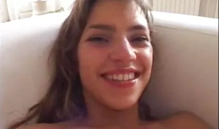 Chica con grandes tetas se masturba y maduras tetonas hd se acaricia el pecho en la sauna en la cámara