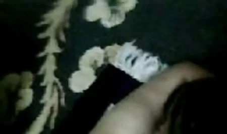 El hombre en diferentes poses se folla a la madres maduras tetonas novia coño