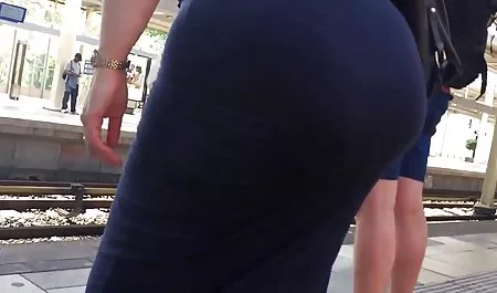 Cachonda jovencita morena se folla a milf tetona xxx cáncer con el Sexo de la Máquina, presione la lengua en la boca