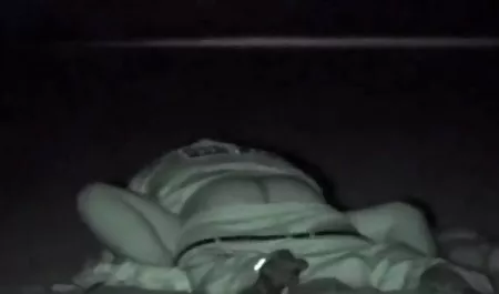 Una joven pareja está experimentando una muy sensual sexo en paz colombianas tetonas xxx
