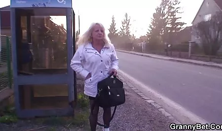 Morena tetas redondas xxx en mallas folla en el culo con un compañero