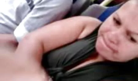 Bastante en rosa lencería folla con un ventilador en la cama. tetonas en español