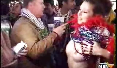 Dos de los hombres son freír en brazzers tetonas todos los agujeros de 18 años de edad, con las tetas pequeñas y el tatuaje en el sofá.