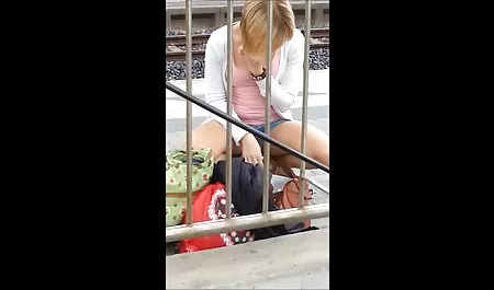 Un joven alemán de la mujer en lencería sexy da mujeres sexis tetonas novio en el punto de