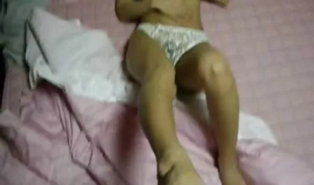 Kendra aletas con las tetas grandes en los tetonas teen deportes y es el hombre en el barco