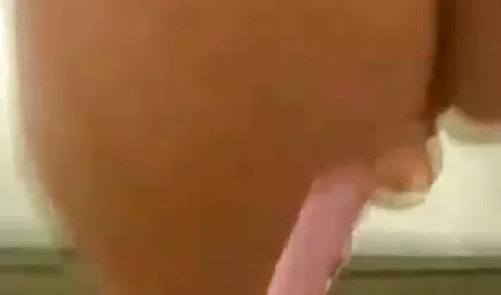 Sexy rubia con grandes, y en el vestido de rayas de cabello dio a la oscuridad fotos de mujeres tetonas en el sofá.