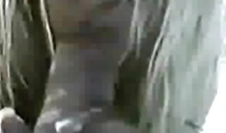 La dama decidió relajarse y salir con el viejo hombre. mujeres con tetas gordas