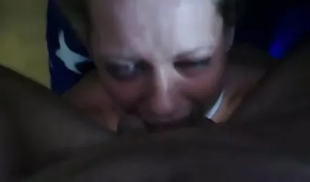 Slim chica en la ropa blanca de pie sobre el cáncer y el tetonas brazzers sexo
