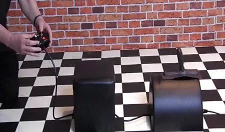 Cherie DeVille mujeres gordas tetonas vestido rojo y el pis se subió a la cama.