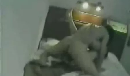 Elegante en tanga negra de culo en vueltas videos madres tetonas en la cama