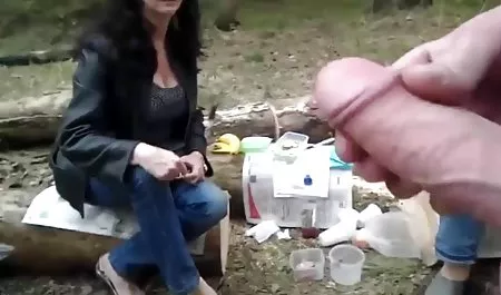 Vaca en pantalones cortos y una chaqueta, y exponer el hueso púbico y el coño en nenas tetonas la cama