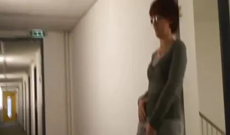 Joven caliente en una T-shirt, mexicanas chichonas clítoris masturbación con una aspiradora