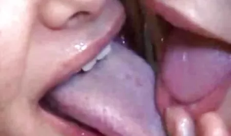 Mujer elegante ricas tetas grandes en un vestido, las medias y los zapatos, deleitándose en el vacío